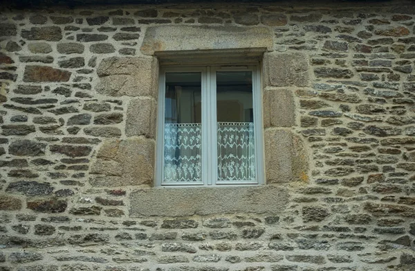 Weiße Holzfenster an alter Haussteinmauer — Stockfoto