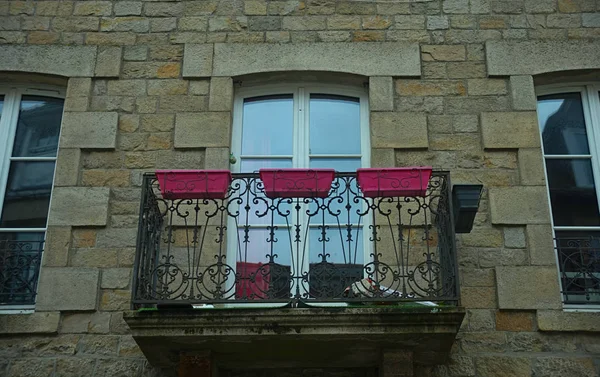 Небольшая терраса с балконной дверью на старом каменном доме — стоковое фото