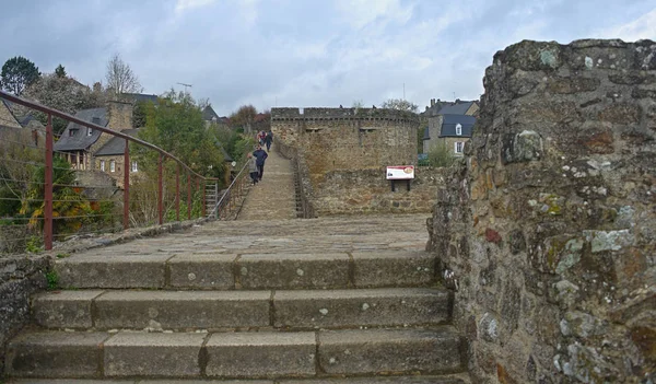 Dinan, Frankrike - 7 april 2019 - vandringsled på fästning — Stockfoto