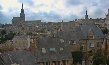 Fransa 'nın Dinan kentindeki kaleden manzara