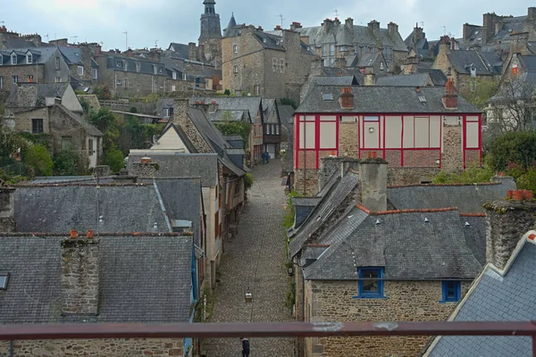 Сценічний вид з фортеці на місто Дінан (Франція). — стокове фото