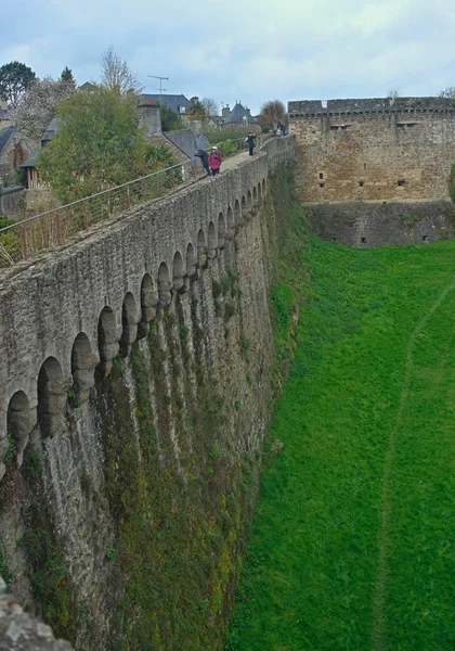フランス、ディナン要塞の巨大な石の壁の眺め — ストック写真