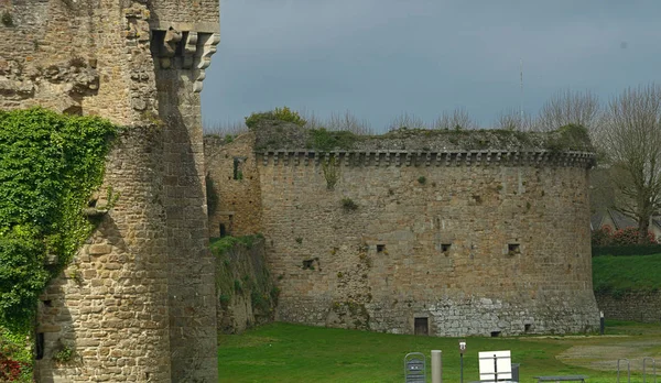 Закрыть вид на большую старую каменную башню — стоковое фото