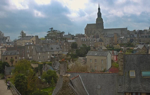 Vista panoramica dalla fortezza sulla città di Dinan, Francia — Foto Stock