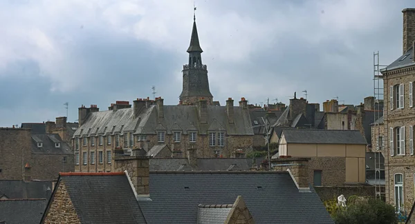 Vista panorámica desde la fortaleza en la ciudad de Dinan, Francia — Foto de Stock