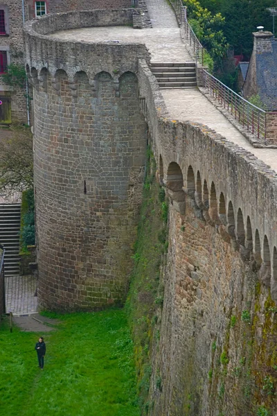 Vista su enormi mura di pietra a Dinan fortezza, Francia — Foto Stock