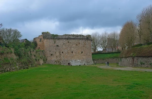 Vista de la gran torre de piedra antigua en la fortaleza de Dinan, Francia —  Fotos de Stock