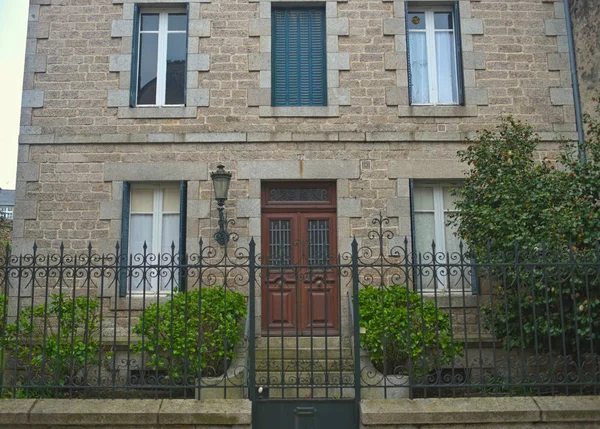 Tradizionale edificio in pietra francese con molte finestre — Foto Stock