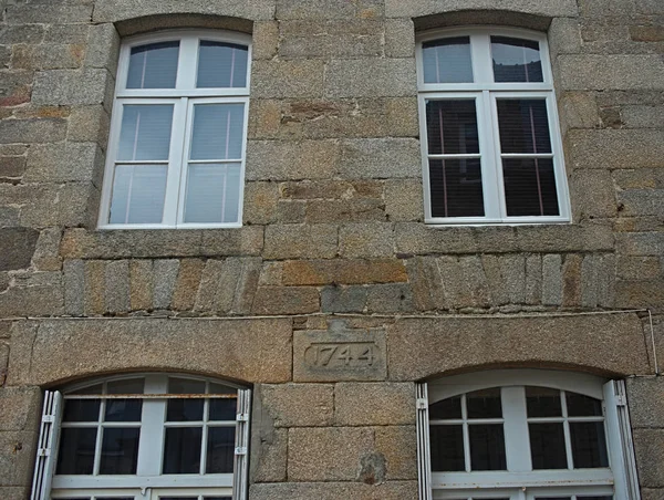 Tradizionale edificio in pietra francese con molte finestre — Foto Stock