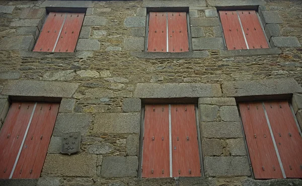 Edifício de pedra francês tradicional com muitas janelas — Fotografia de Stock