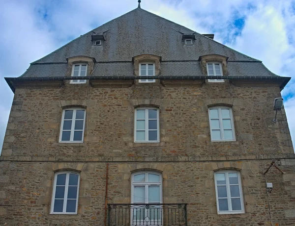 Tradycyjny francuski kamienny budynek z wieloma oknami — Zdjęcie stockowe