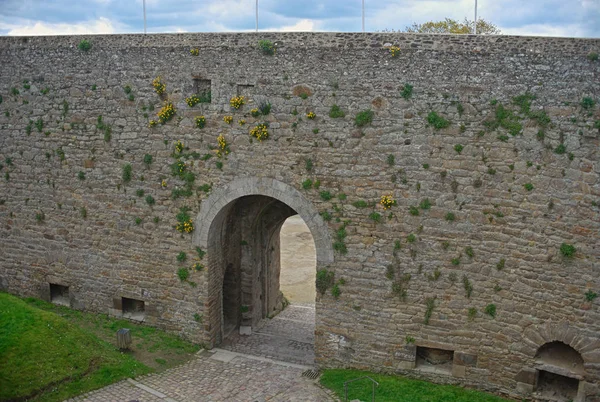 Grandes muralhas de pedra e portão na fortaleza de Dinan, França — Fotografia de Stock