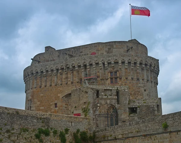 Большая центральная каменная башня с флагом на вершине в крепости Динан, Франция — стоковое фото
