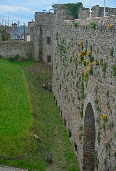 Vista sobre enormes muralhas de pedra na fortaleza de Dinan, França — Fotografia de Stock