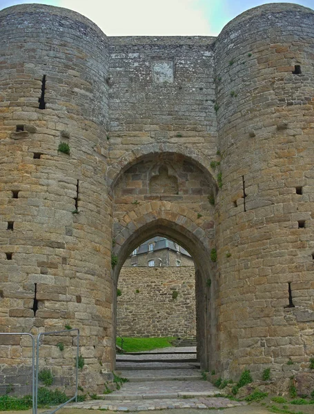 Grandes torres de pedra redondas e portão na fortaleza de Dinan, França — Fotografia de Stock