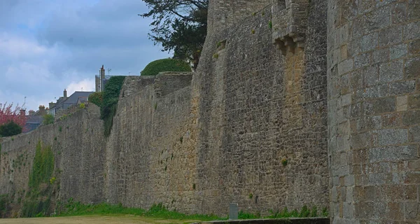 Вид на величезні кам "яні стіни фортеці Дінан (Франція). — стокове фото