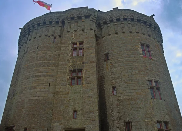 Grande torre de pedra central com bandeira no topo na fortaleza de Dinan, França — Fotografia de Stock