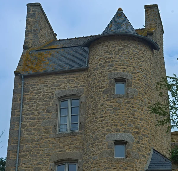 フランスのディナンにある古い伝統的な都市の石造りの家 — ストック写真