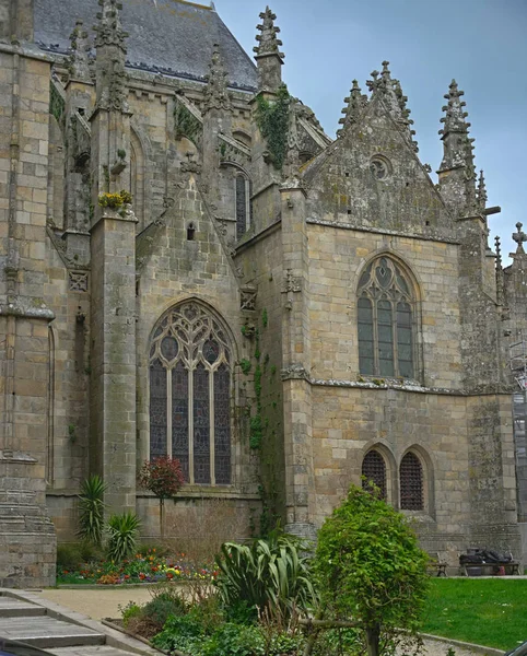 Enorme iglesia católica de piedra medieval en Dinan, Francia —  Fotos de Stock