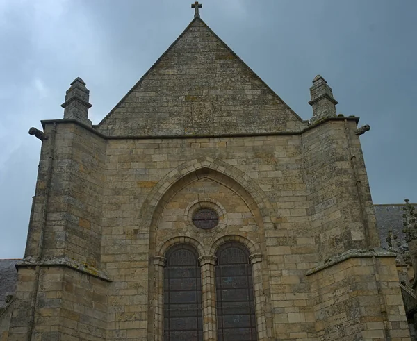 Top oude middeleeuwse stenen katholieke kerk in Dinan, Frankrijk — Stockfoto