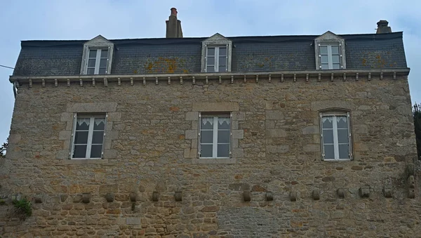 Oud traditioneel stenen huis in Dinan, Frankrijk — Stockfoto