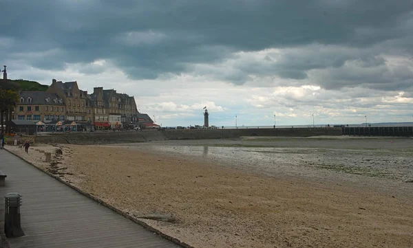 CANCALE, FRANCE - 7 avril 2019 - Côte Atlantique avec jetée et ville — Photo