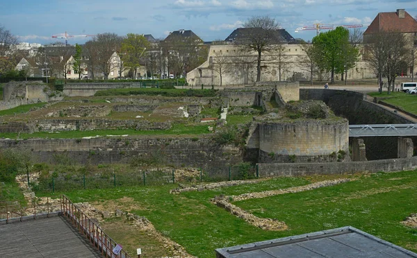 Restos de una antigua ciudadela medieval en la fortaleza de Caen, Francia —  Fotos de Stock