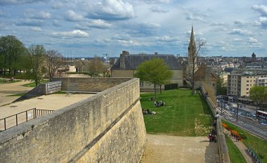 Caen, Fransa - 7 Nisan 2019 - Caen, Fransa - 7 Nisan 2019 - Kale ve şehir manzarası