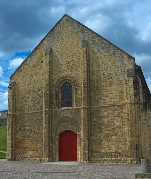 フランス、ケーン要塞のゴシック様式のカトリック教会の正面ビュー — ストック写真