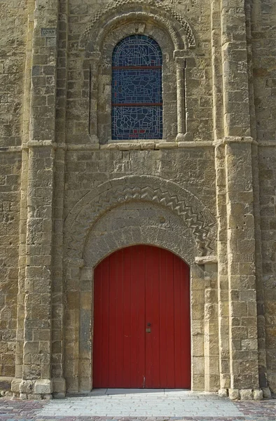 Vue sur la porte et la fenêtre rouges à l'entrée de l'église catholique de style gothique — Photo