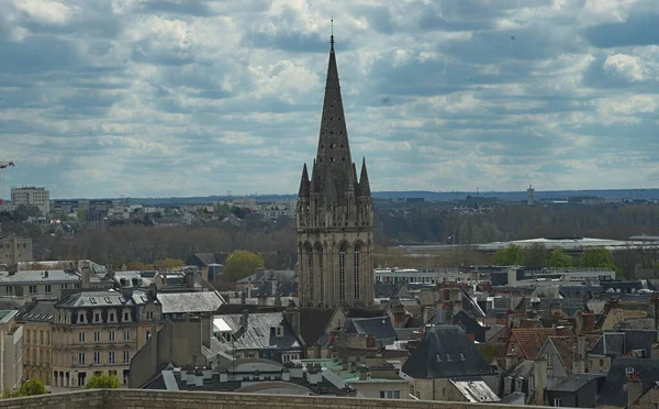 Paesaggio urbano della città francese Caen con alta torre di una cattedrale cattolica — Foto Stock