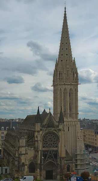 Widok z twierdzy na wysoką katolicką katedrę w Caen, Francja — Zdjęcie stockowe