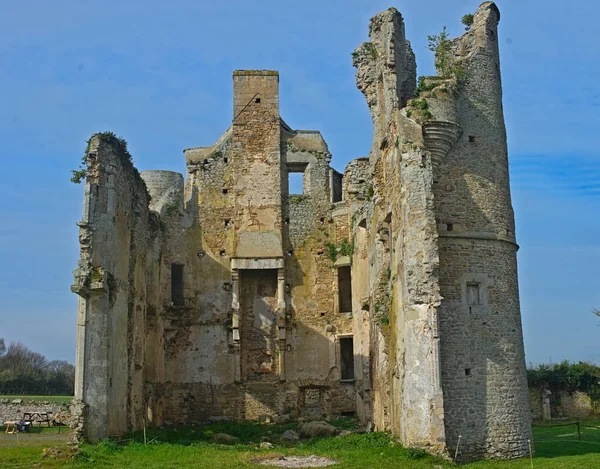 Restante de uma parede de pedra e torres em um castelo do século XVI — Fotografia de Stock