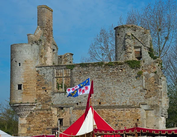 Topo da tenda vermelha e branca medieval com bandeira normandy no topo e castelo no fundo — Fotografia de Stock