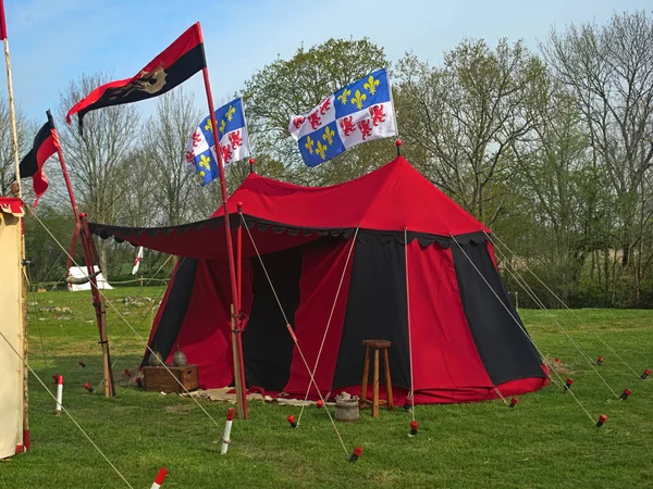 Tente de guerre médiévale rouge et noire avec drapeaux de normandie agitant — Photo