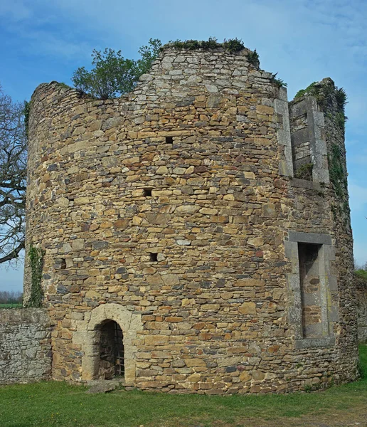Restante de torres de pedra num castelo do século XVI — Fotografia de Stock