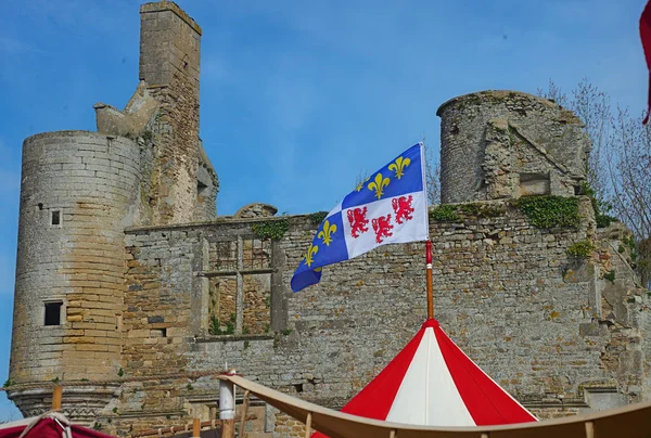 Szczyt średniowiecznego czerwono-białego namiotu z flagą Normandii na górze i zamkiem w tle — Zdjęcie stockowe