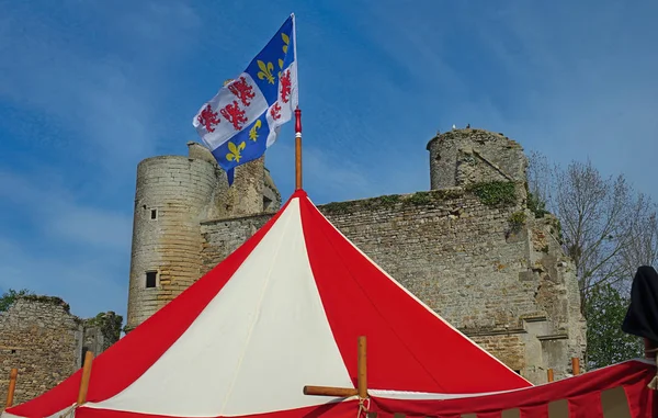 Верх середньовічного червоно-білого намету з прапором Нормандії зверху і замком на задньому плані — стокове фото