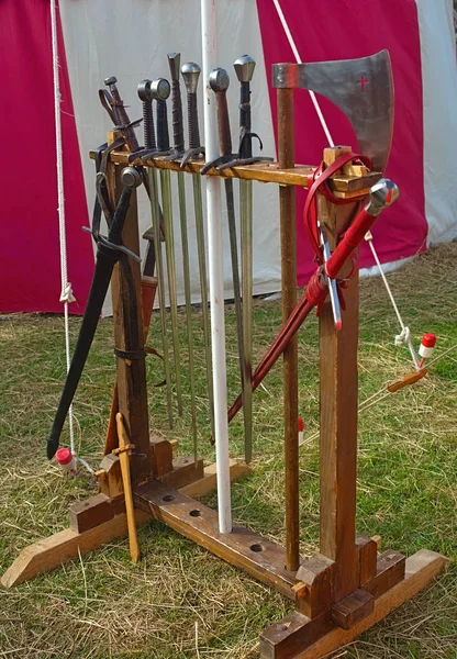 Дерев'яний мішок, повний середньовічної зброї Ліцензійні Стокові Фото