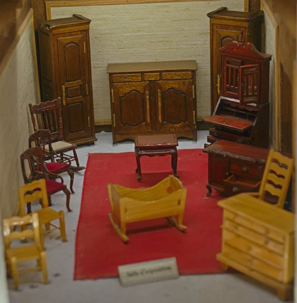 Kleines Modell, das Raum mit alten Holzmöbeln darstellt — Stockfoto