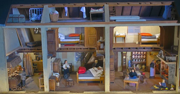 Kleines Modell, das das Leben im Haus im 19. Jahrhundert darstellt — Stockfoto