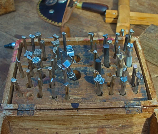 Caixa de madeira com ferramentas usadas para gravar ornamentos em couro — Fotografia de Stock