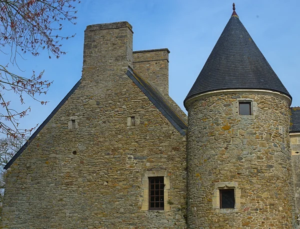 Teil einer steinernen mittelalterlichen Burg mit rundem Turm — Stockfoto