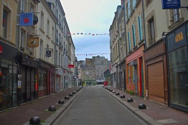 Cherbourg, Fransa - 6 Haziran 2019 - Geleneksel kasabada taş bina ile boş cadde