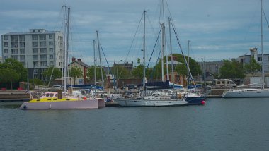 Cherbourg, Fransa - 6 Haziran 2019 - Rıhtımlı tekneleri olan liman