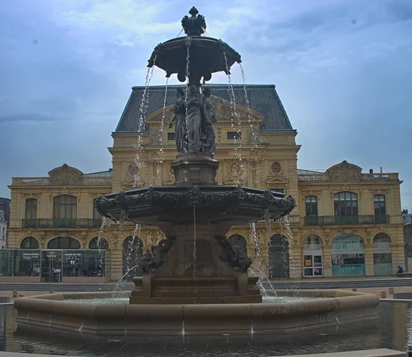 CHERBOURG, FRANCIA - 6 giugno 2019 - suggestiva fontana con edificio teatrale alle spalle — Foto Stock