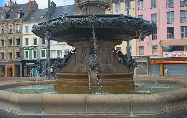 Cherbourg, Frankrike - 6 juni 2019 - imponerande fontän på stora torget — Stockfoto