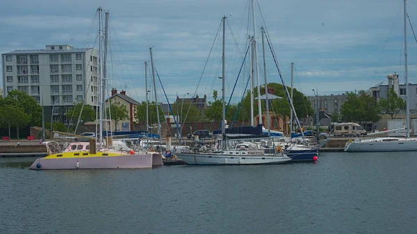 Cherbourg, Franciaország - 2019. június 6. - Kikötő dokkolt hajókkal — Stock Fotó