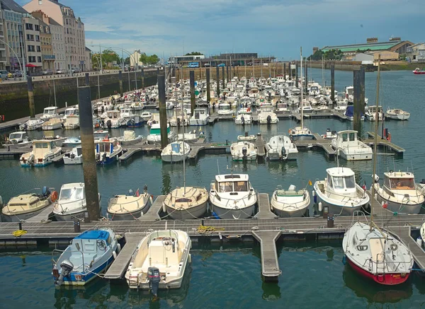 CHERBOURG, FRANCE - 6 juin 2019 - marina avec de nombreux bateaux amarrés — Photo