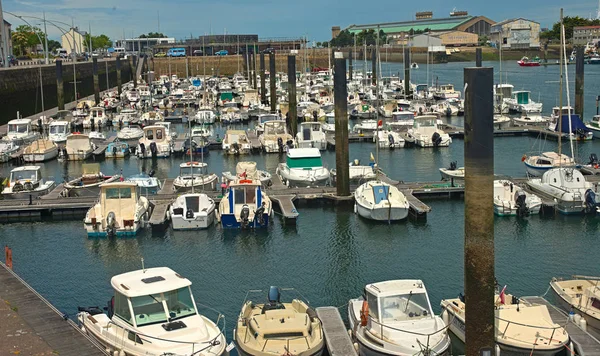 Cherbourg, Frankrijk - 6 juni 2019 - jachthaven met veel aangemeerde boten — Stockfoto